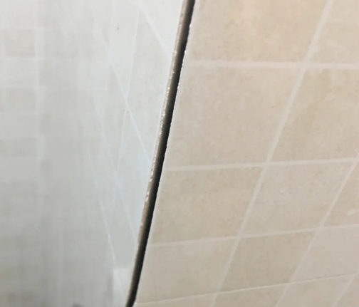 广河瓷砖空鼓维修公司分享阳台瓷砖脱落的修复过程可以分为以下几个步骤