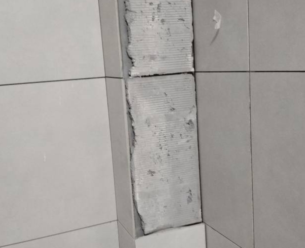 广河瓷砖空鼓维修公司分享下瓷砖施工前基层浇水润湿程度不足，可能导致以下问题