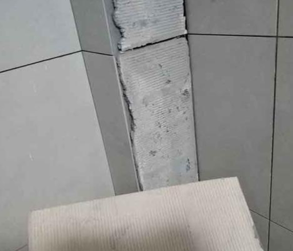 广河瓷砖空鼓维修公司分享下厨房瓷砖脱落的补救措施。